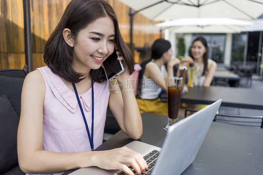 在咖啡店喝下午茶的女人图片