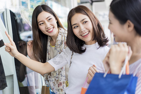  看商场衣橱服装的女性图片