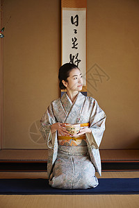 日式房间享受茶道的妇女图片