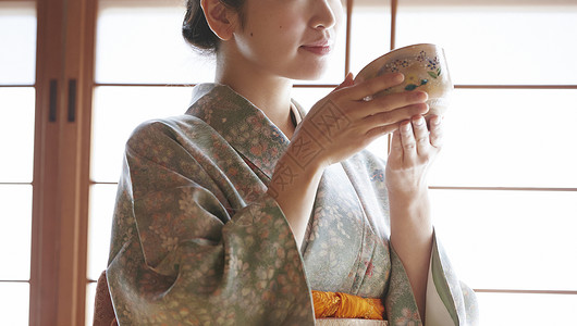 日本茶爱好重写享受茶道的妇女图片