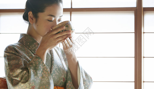 抹茶日式房间课程享受茶道的妇女图片