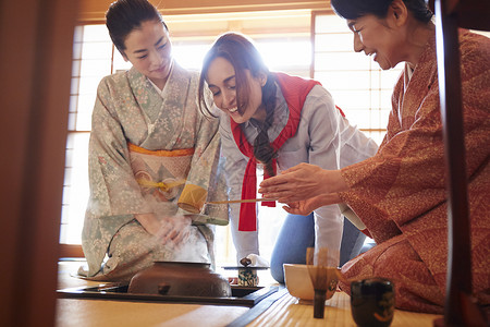 日本茶室为客人展示茶道的和服女性背景