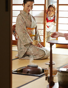 日式茶屋参观日式茶道的外国游客图片