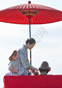 双色长柄雨伞穿着和服爱好茶具的女人背景