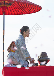 双色长柄雨伞户外好客喜欢茶道的女人背景