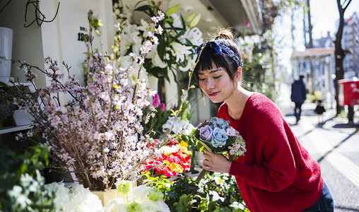 女人在花店买花图片