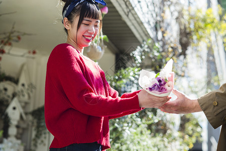  拿花的女性图片