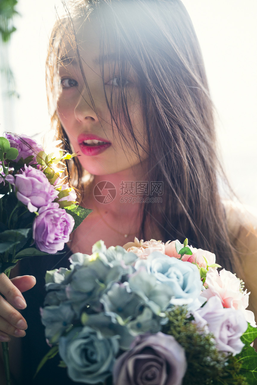 手拿花束的美丽女孩图片