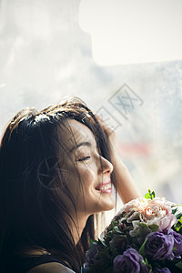 女孩与花卉女生三十几岁乐趣青年与玫瑰花束的女画象背景