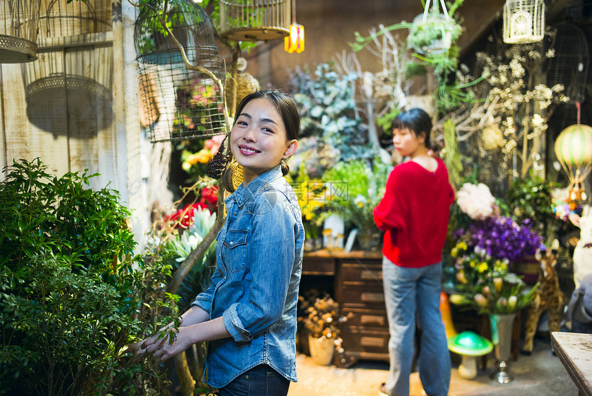 1人插花艺术室内花店选择鲜花图片