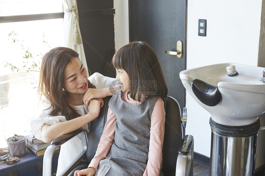 给小朋友理发的幼儿美发师图片