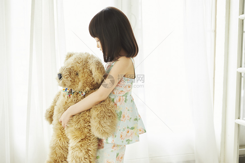 手抱娃娃熊的漂亮小朋友图片