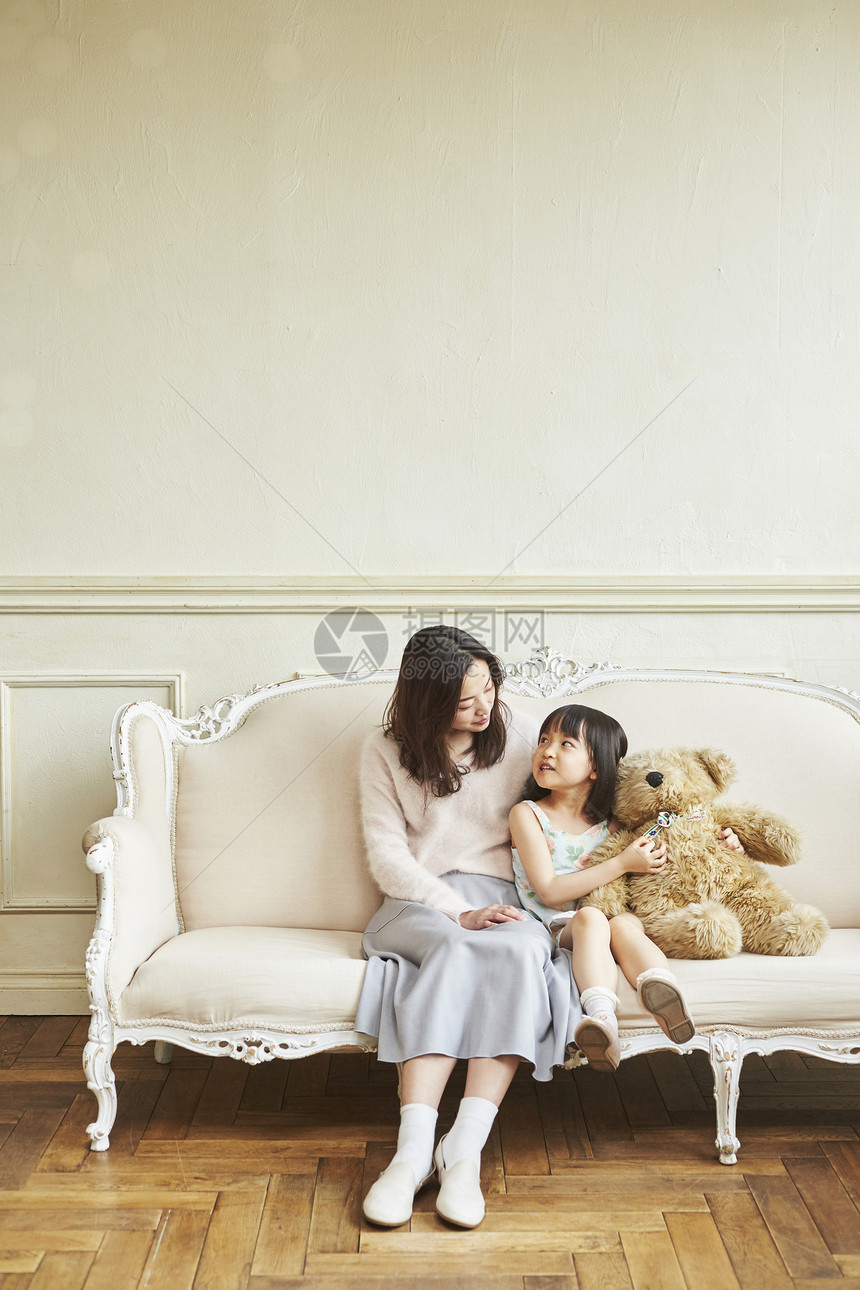 母亲和女儿抱着娃娃坐一起图片