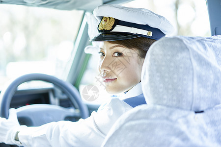 开车的女出租车司机等待顾客高清图片素材