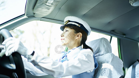 正在驾驶的女出租车司机的士高清图片素材