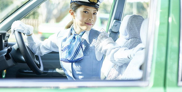 正在倒车的女性出租车司机日本高清图片素材