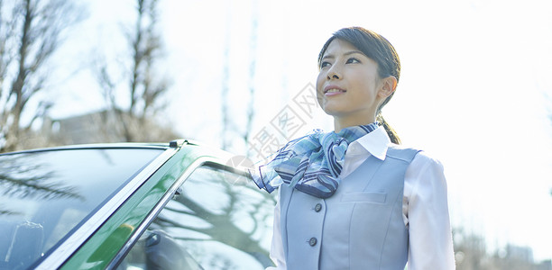 女性出租车司机的肖像好天气高清图片素材