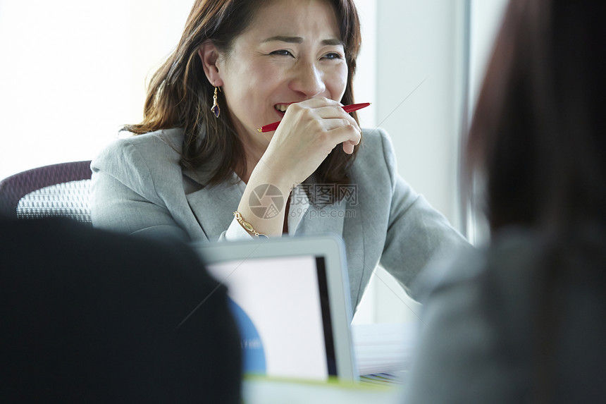 正在开会的商务人士图片