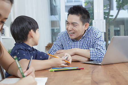 教学家庭年轻父亲爸爸儿子快乐高清图片素材