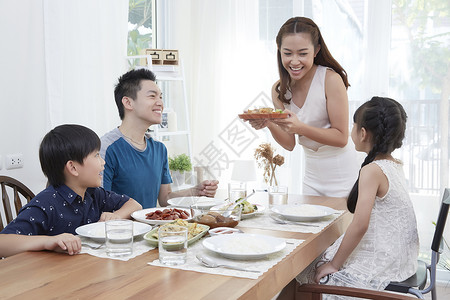  吃饭的一家人图片