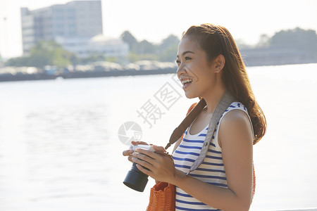  拿相机的女性图片