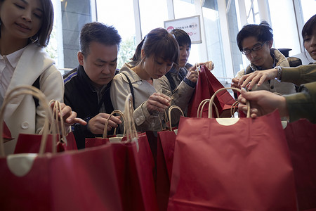 人们在抢购促销活动礼品图片