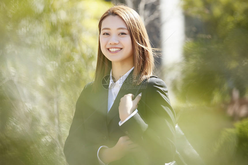 干练女性白领出门面试图片