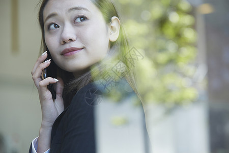 干练女性白领打电话图片