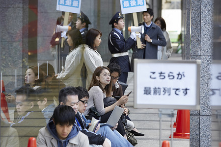 在百货商店门口排队的人群图片