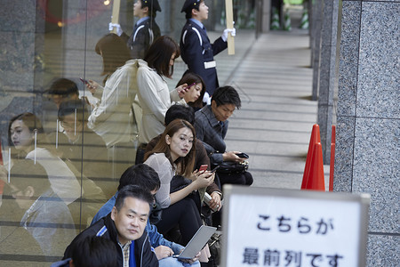 在百货商店门口排队的人群背景图片