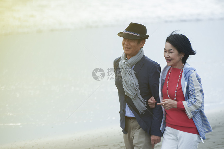 在海边散步的中老年夫妻图片