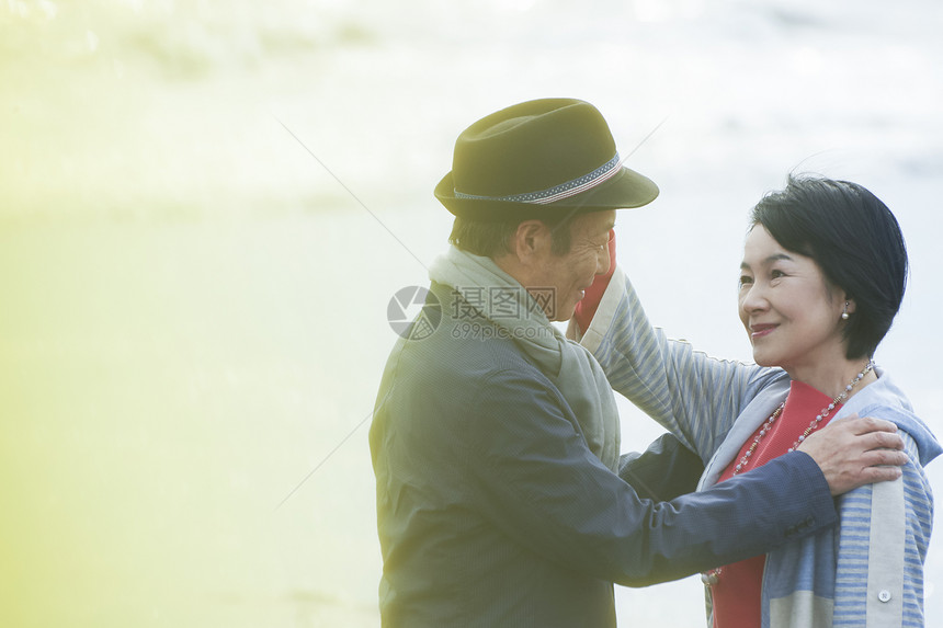 海边散步的中老年夫妇图片
