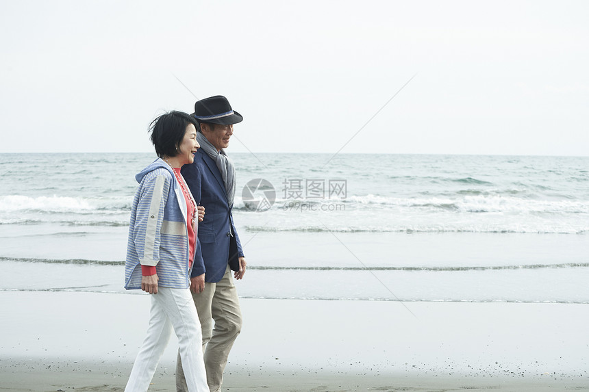 海边散步的中老年夫妇图片