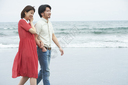 海边散步的中老年夫妇女性高清图片素材