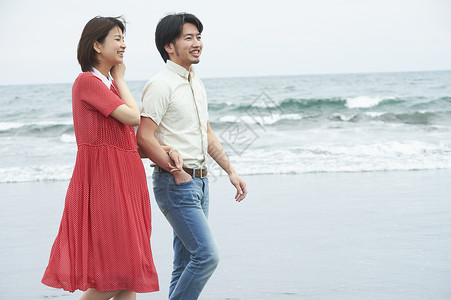 海边旅游的新婚夫妇笑脸高清图片素材