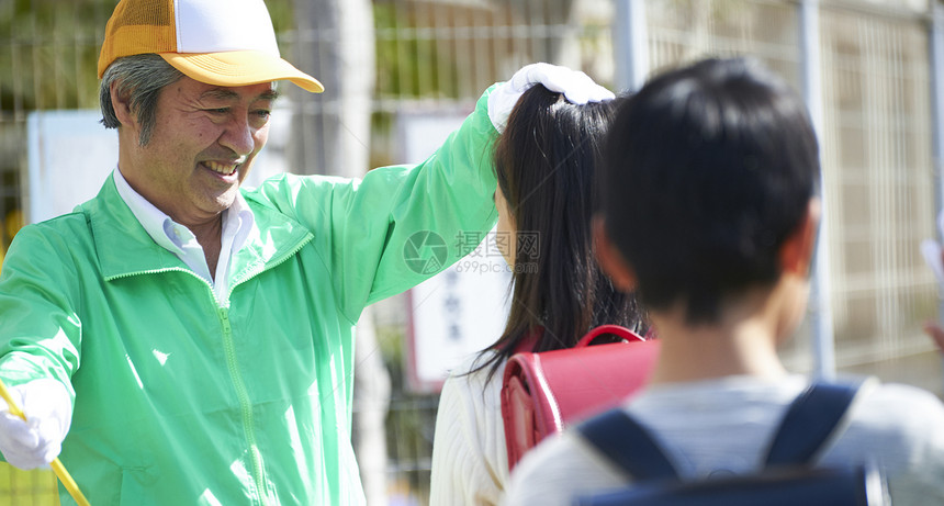 老年的男交通事故高级志愿者学校道路的安全援助图片