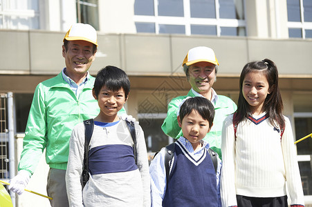 微笑帽子银发族高级志愿者学校道路的安全援助图片