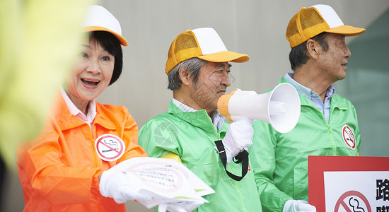 禁止鸣喇叭志愿者街上做志愿服务背景