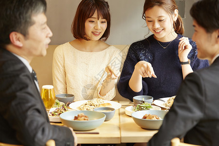 同事聚餐享受美食图片