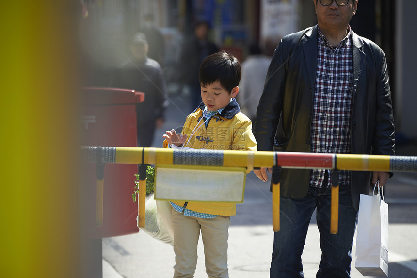 等待铁路通过的小男孩图片