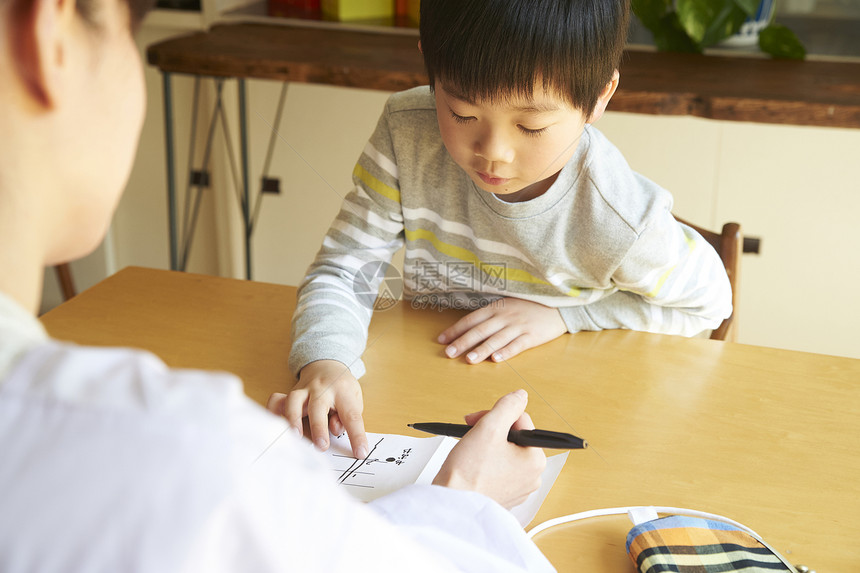 小男孩等待母亲写的购物清单图片