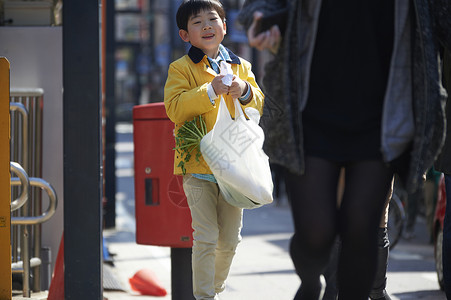 超市采购食品的小男孩图片