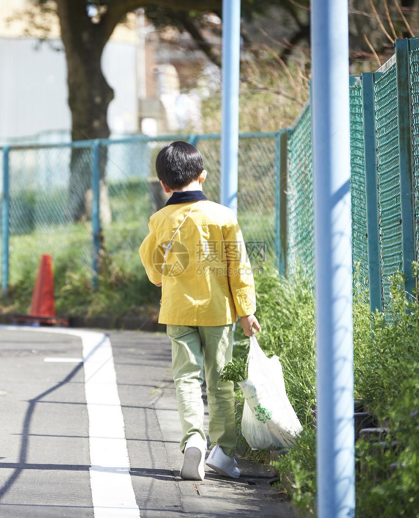 男人少年塑料袋oshokai回家的男孩图片