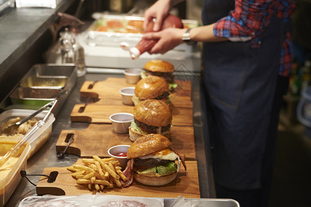 汉堡店厨师制作汉堡薯条快餐图片