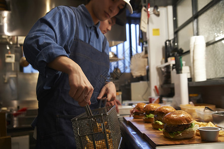 厨房内制作汉堡的厨师餐厅高清图片素材