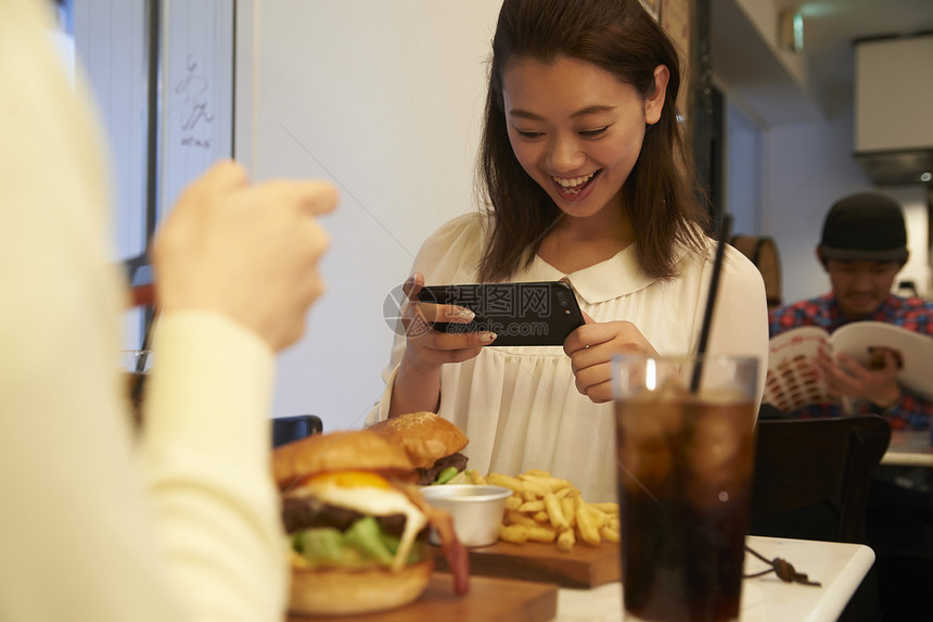 女生来到汉堡店点餐拍照图片