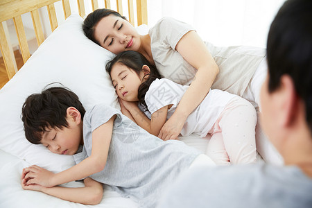 躺在床上睡觉的一家人图片