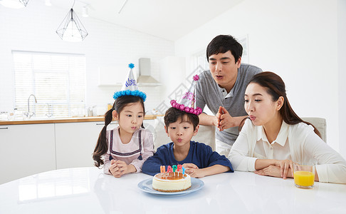 庆祝生日吹蛋糕的一家人图片