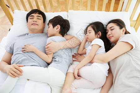 床上午睡的一家人图片