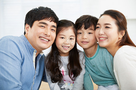幸福的四口之家家庭高清图片素材